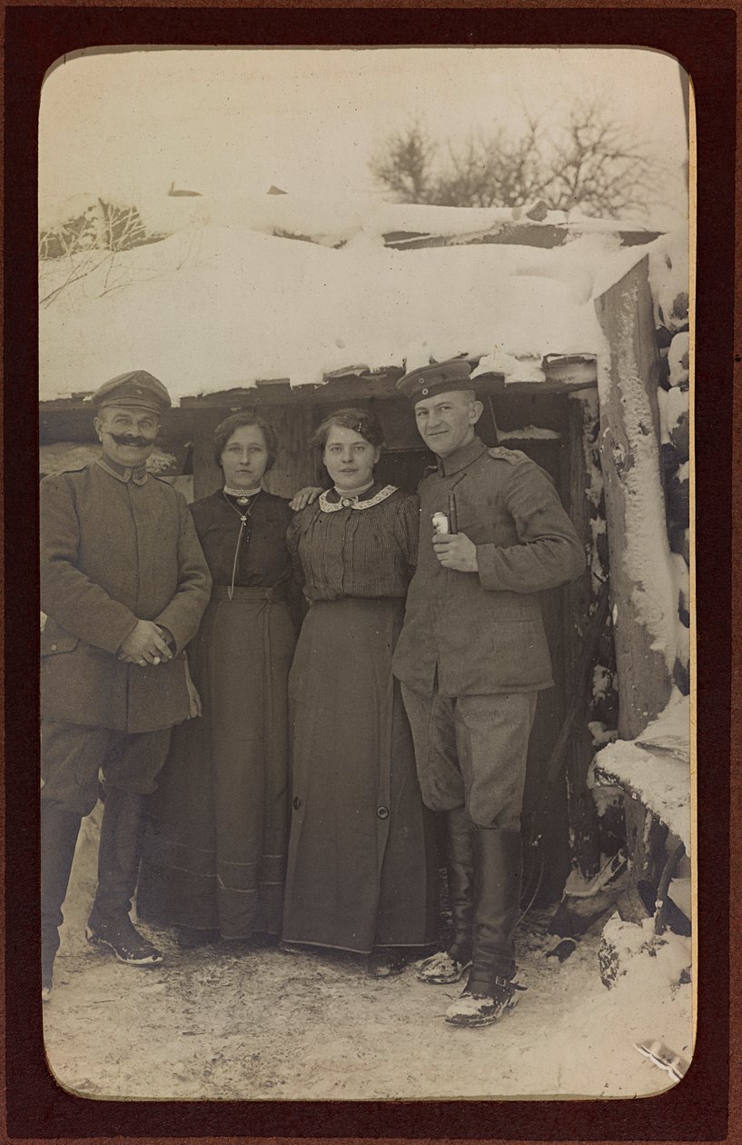 Primeira Guerra Mundial: a "Ucrânia nos anos 1914-1916 durante a invasão do exército alemão". Retrato do grupo (foto a p/b) de Heldenfriedhof Dsessentniki (attr. to)