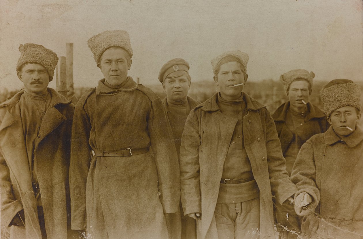 Primeira Guerra Mundial: a "Ucrânia nos anos 1914-1916 durante a invasão do exército alemão". Grupo de soldados (foto a p/b) de Heldenfriedhof Dsessentniki (attr. to)