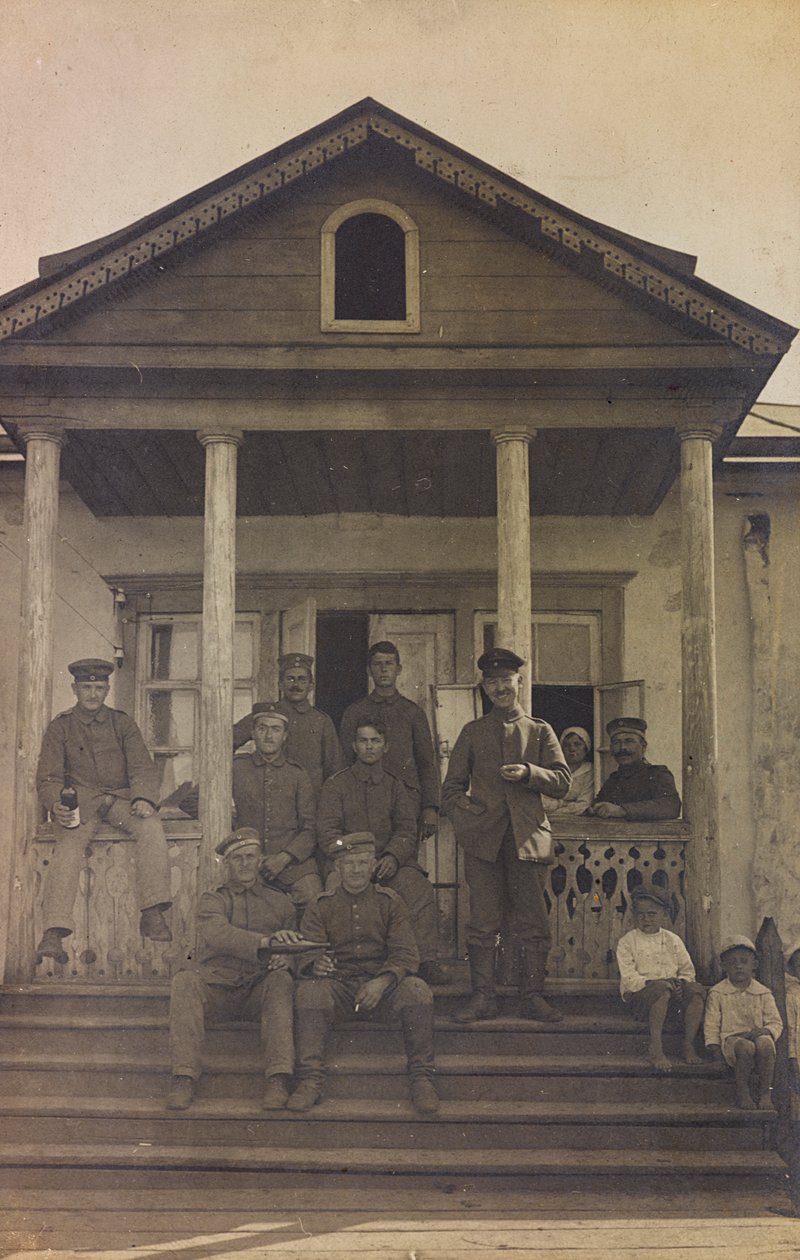 Primeira Guerra Mundial: a "Ucrânia nos anos 1914-1916 durante a invasão do exército alemão". Grupo de soldados nos degraus da frente de uma casa (foto a p/b) de Heldenfriedhof Dsessentniki (attr. to)