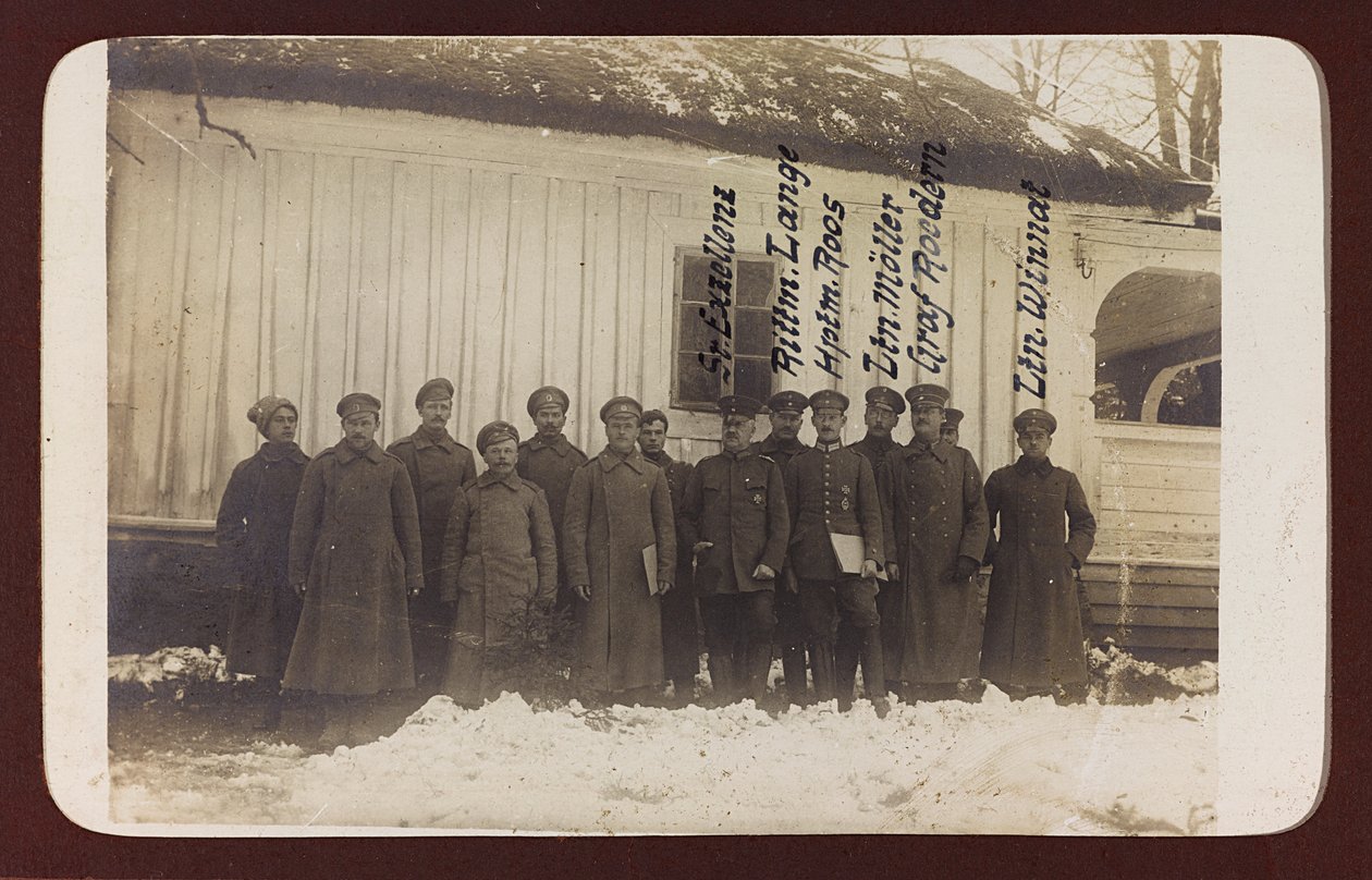 Primeira Guerra Mundial: a "Ucrânia nos anos 1914-1916 durante a invasão do exército alemão". Grupo de soldados (foto a p/b) de Heldenfriedhof Dsessentniki (attr. to)