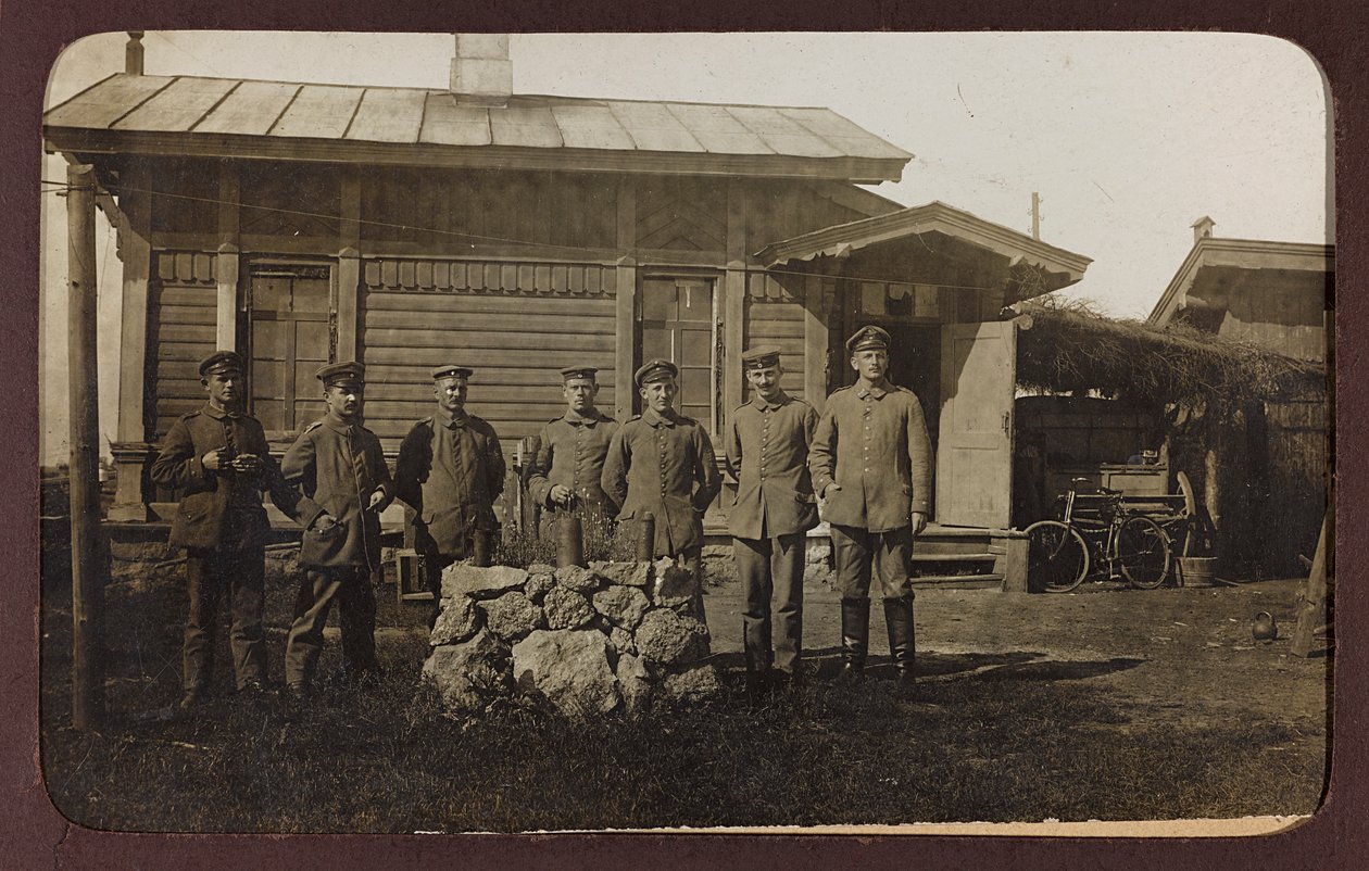 Primeira Guerra Mundial: a "Ucrânia nos anos 1914-1916 durante a invasão do exército alemão". Retrato do grupo (foto a p/b) de Heldenfriedhof Dsessentniki (attr. to)
