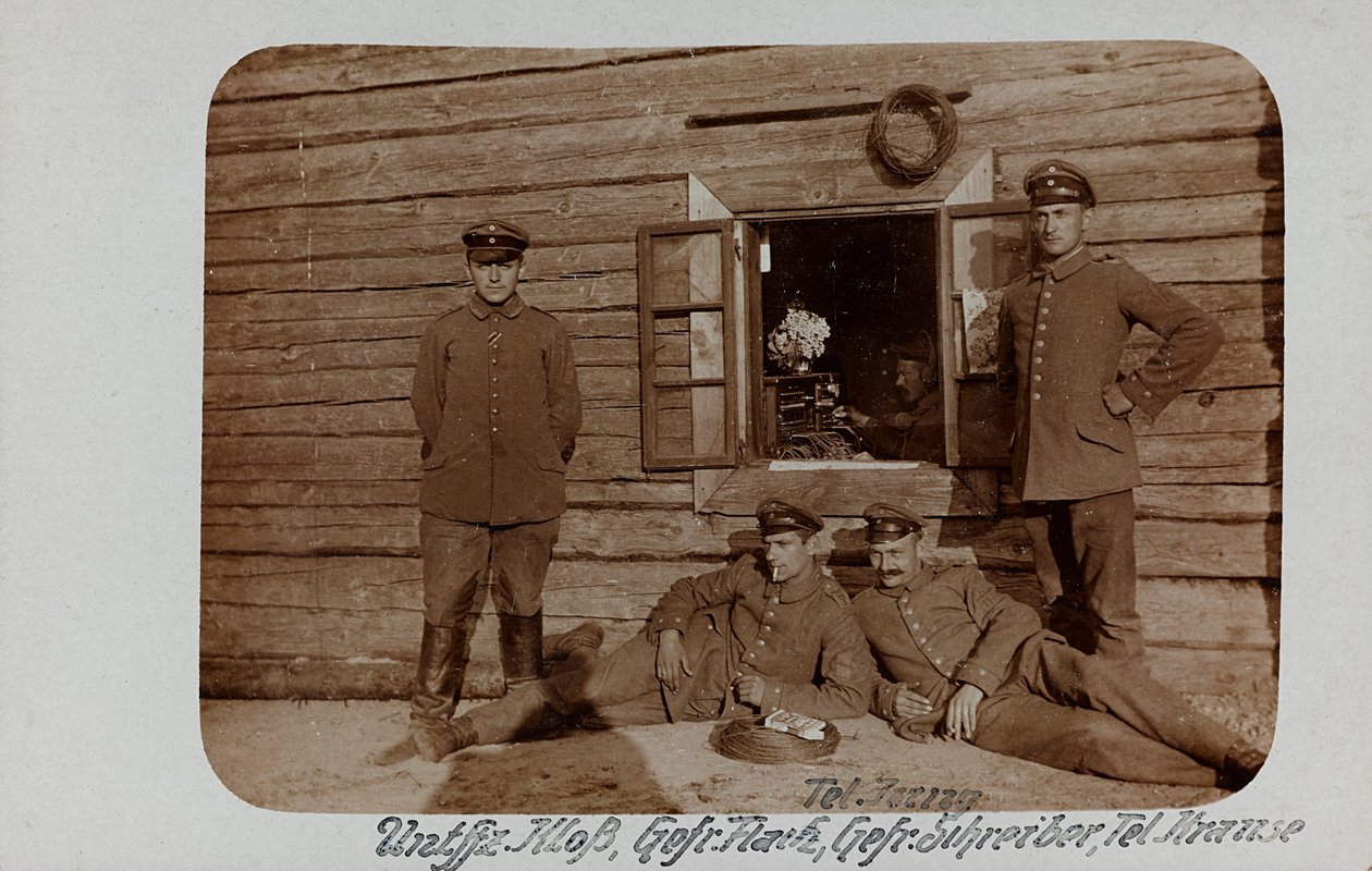Primeira Guerra Mundial: a "Ucrânia nos anos 1914-1916 durante a invasão do exército alemão". Grupo de soldados (foto a p/b) de Heldenfriedhof Dsessentniki (attr. to)
