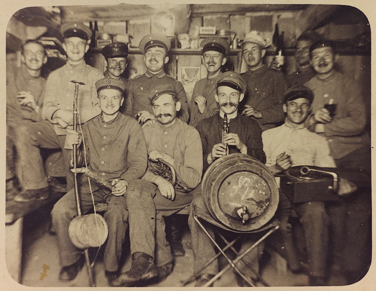 Primeira Guerra Mundial: a "Ucrânia nos anos 1914-1916 durante a invasão do exército alemão". Grupo de soldados durante um tempo de descanso (foto a p/b) de Heldenfriedhof Dsessentniki (attr. to)