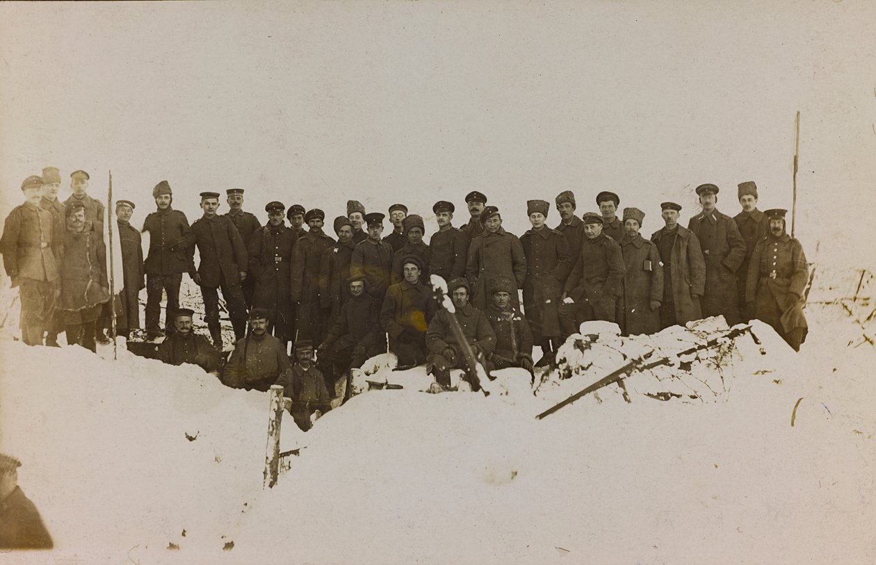 Primeira Guerra Mundial: a "Ucrânia nos anos 1914-1916 durante a invasão do exército alemão". Grupo de soldados (foto a p/b) de Heldenfriedhof Dsessentniki (attr. to)