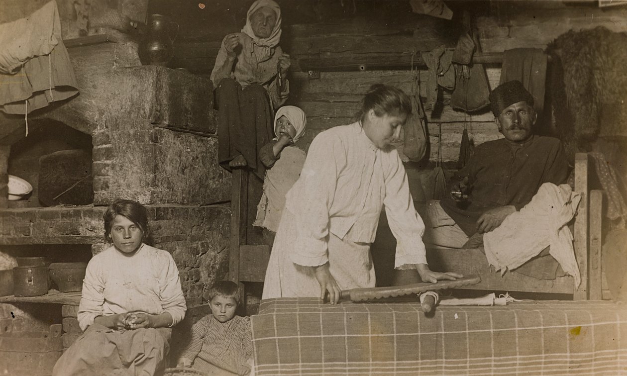 Primeira Guerra Mundial: a "Ucrânia nos anos 1914-1916 durante a invasão do exército alemão". Família dentro de uma casa (foto a p/b) de Heldenfriedhof Dsessentniki (attr. to)