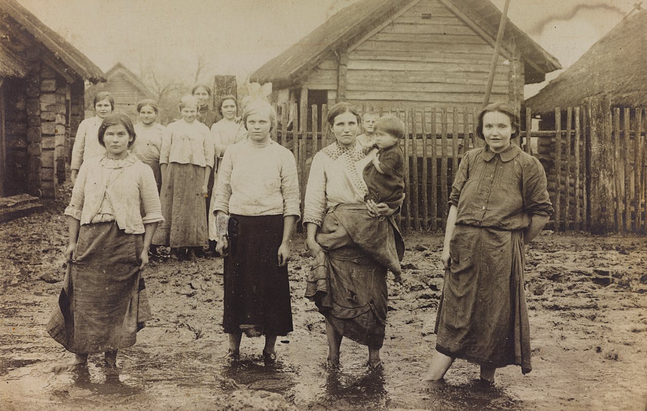 Primeira Guerra Mundial: a "Ucrânia nos anos 1914-1916 durante a invasão do exército alemão". Retrato de um grupo de mulheres com crianças (foto a p/b) de Heldenfriedhof Dsessentniki (attr. to)
