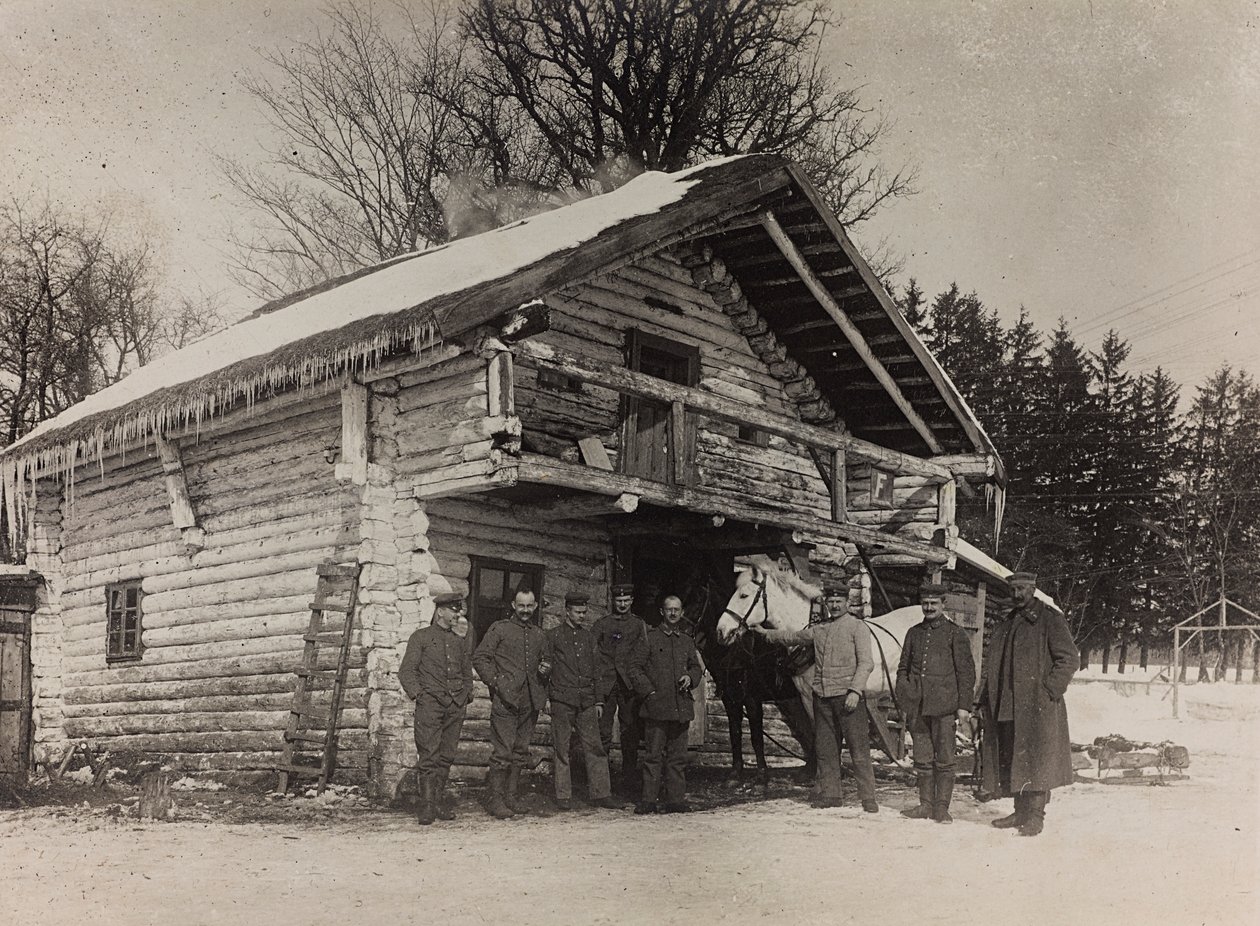 Primeira Guerra Mundial: a "Ucrânia nos anos 1914-1916 durante a invasão do exército alemão". Frente militar de uma casa (foto a p/b) de Heldenfriedhof Dsessentniki (attr. to)
