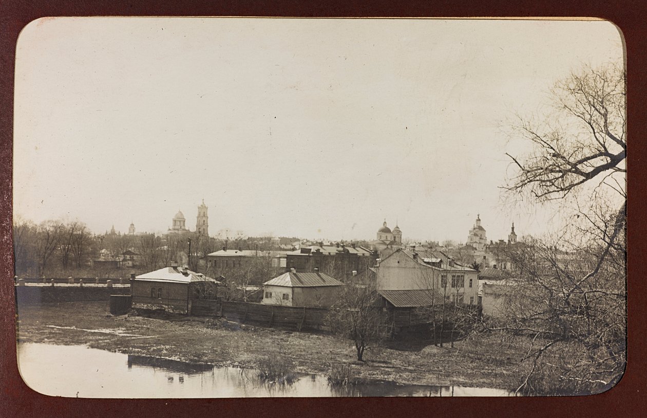 Primeira Guerra Mundial: a "Ucrânia nos anos 1914-1916 durante a invasão do exército alemão". Vista de Sumy (foto a p/b) de Heldenfriedhof Dsessentniki (attr. to)