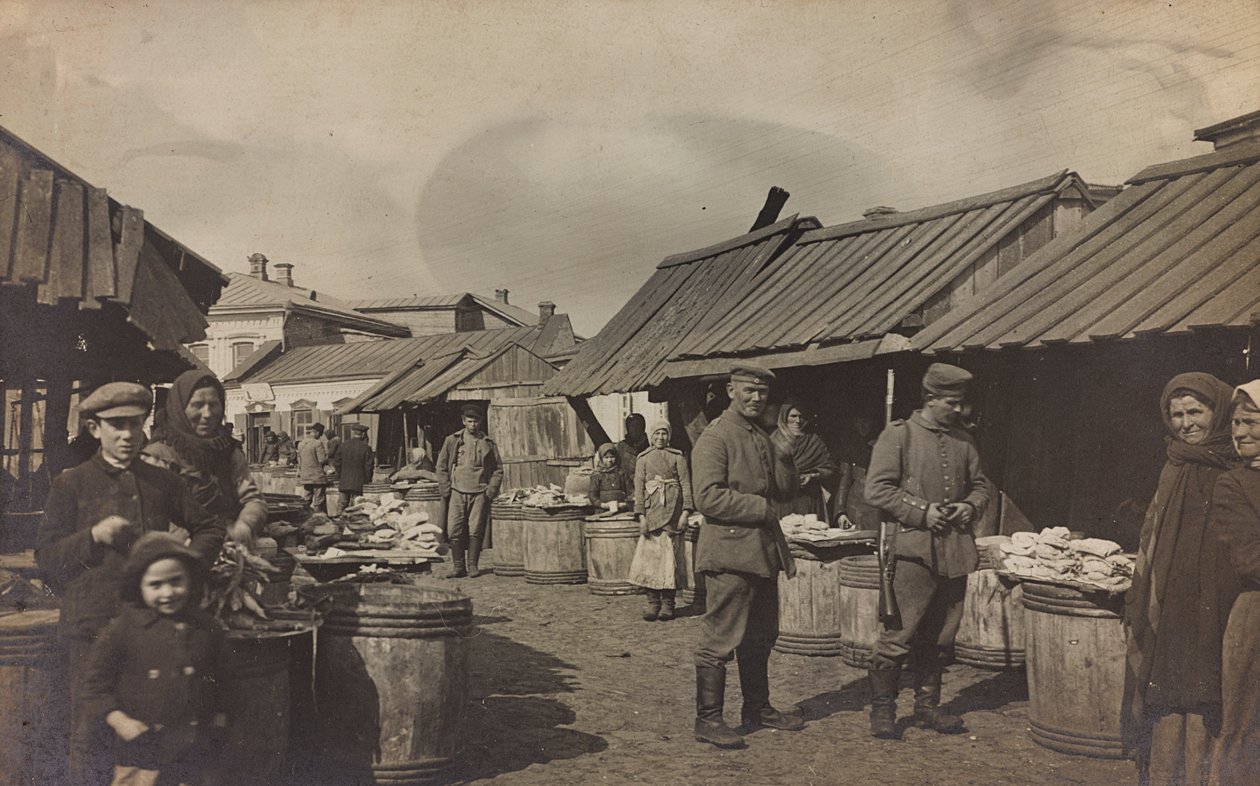Primeira Guerra Mundial: a "Ucrânia nos anos 1914-1916 durante a invasão do exército alemão". Militares no mercado (foto a p/b) de Heldenfriedhof Dsessentniki (attr. to)