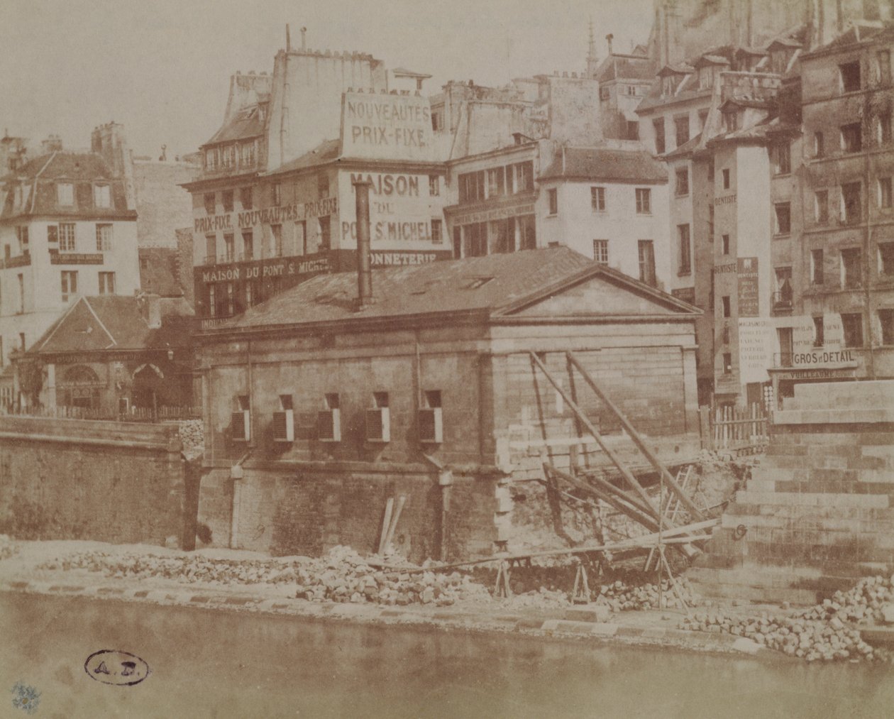 Vista das antigas casas parisienses olhando para a Pont St. Michel, c.1851 (calotype foto) de Henri Jean Louis Le Secq