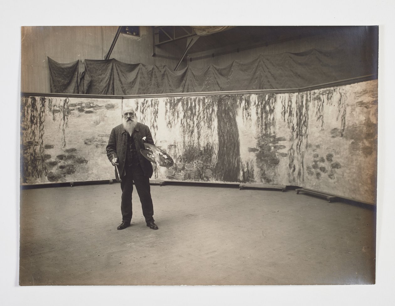 Claude Monet com a sua paleta em frente da sua obra "Les nymphéas de Henri (attr. to) Manuel