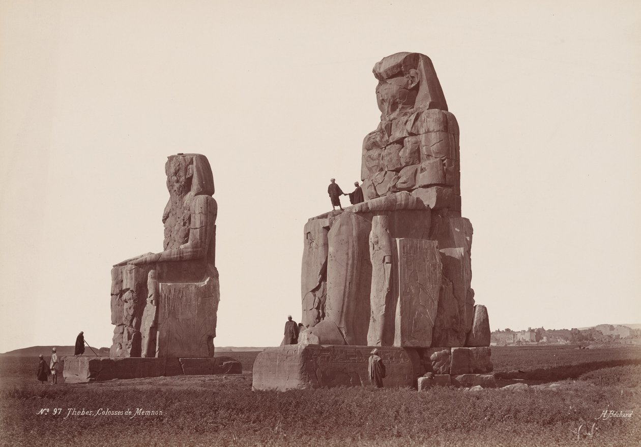Tebas, Colossos de Memnon (Tebas, Colossos de Memnon),década de 1870 (foto) de Henri Béchard