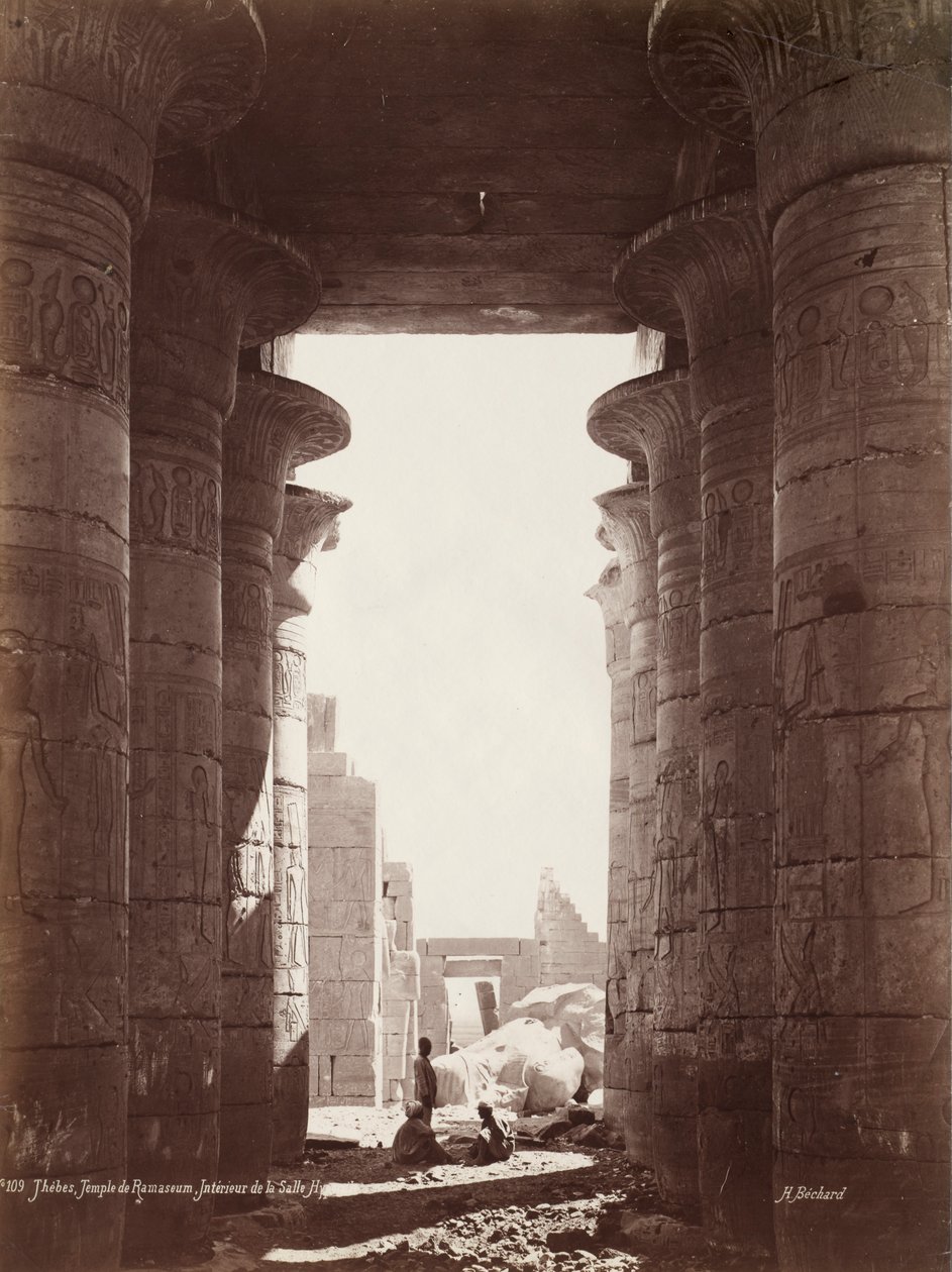 Tebas, Templo do Ramesseum, Interior do Salão Hipostilo, década de 1870. de Georges Henri Bechard