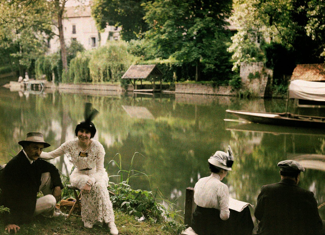 Refeição nas margens do rio em Montigny, França, c.1920-25 (autochrome) de Henri Chouanard