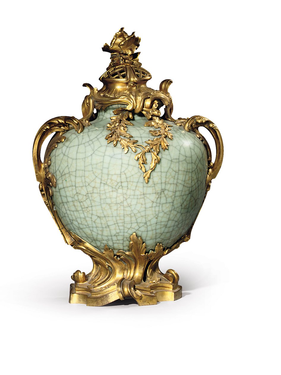 Um de um par de vasos e tampas no estilo Luís XV, suportes datados de 1883, porcelana do final do século XVIII ao início do século XIX (porcelana chinesa celadon montada em ormolu) de Henri Dasson