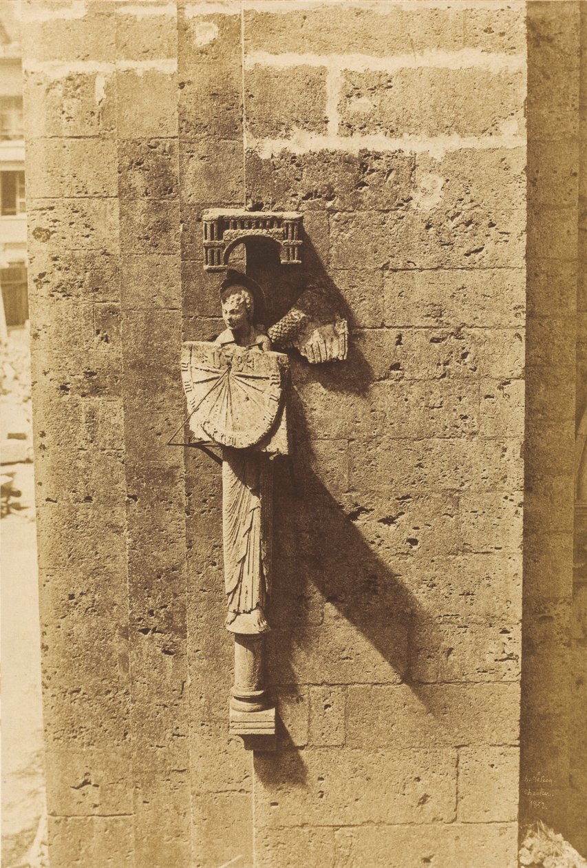 Anjo carregando um relógio de sol, Igreja de Chartres, 1852 (foto) de Henri Jean Louis Le Secq