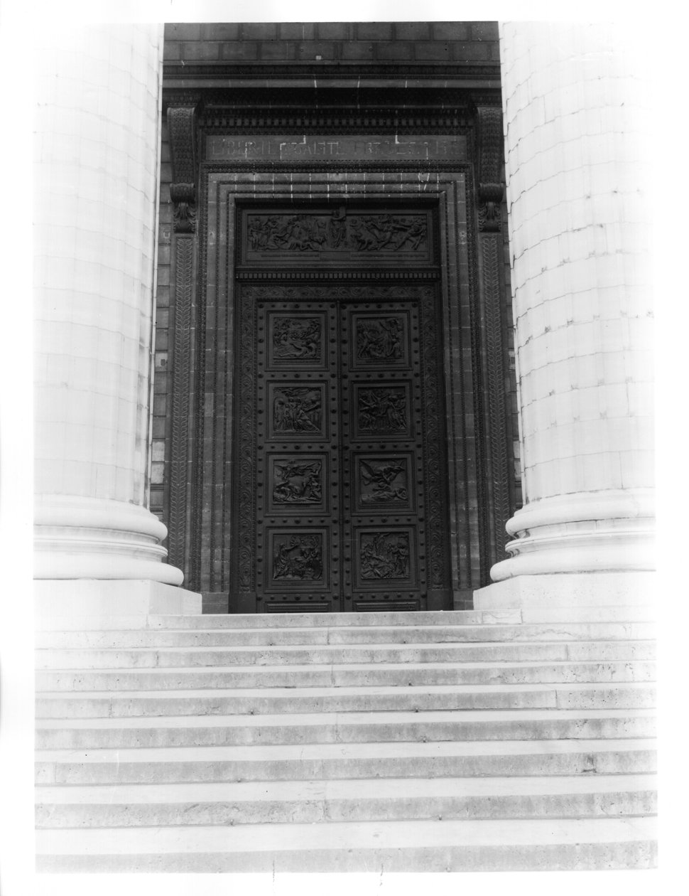 Vista da porta de La Madeleine composta de oito painéis de relevo representando as cenas do Decálogo e do Antigo Testamento (bronze) de Henri Joseph Francois de, baron Triqueti