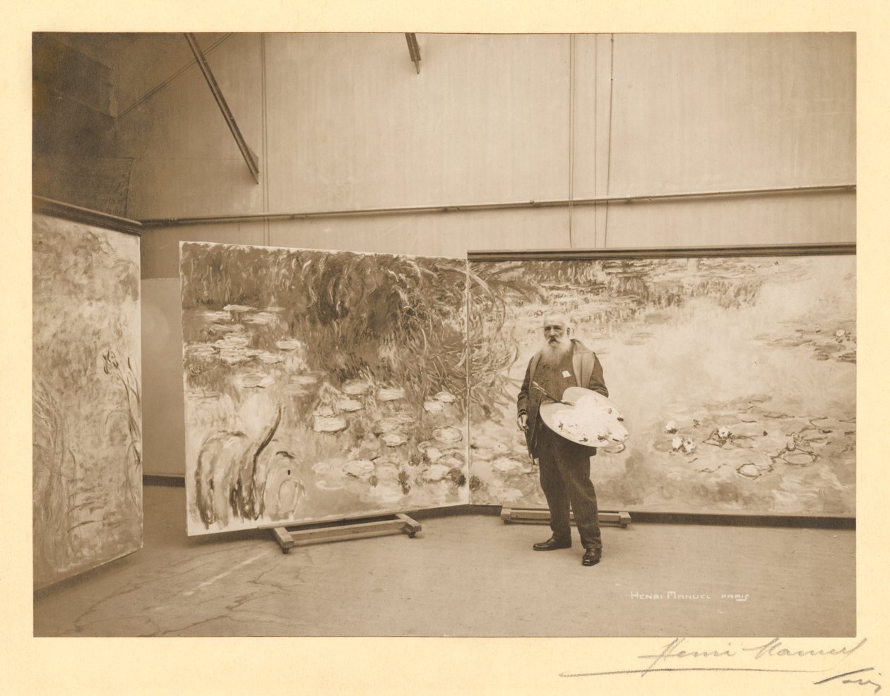 Claude Monet (1840-1926) na frente de suas pinturas 