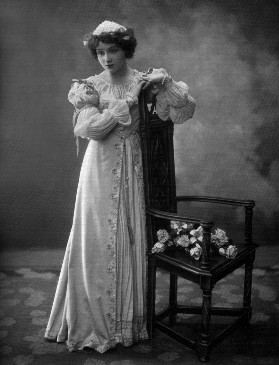 A comediante francesa Lilian Greuze no papel de Solange de Mautpre na peça "Les bouffons", fotografia de Henri Manuel do jornal francês "Le Theatre", março de 1907 de Henri Manuel