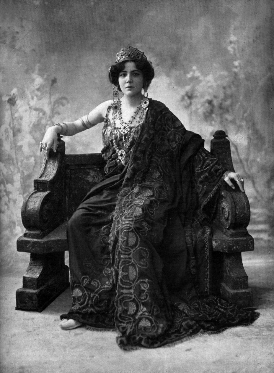 A soprano francesa Suzanne Brohly como Clitemnestre na ópera "Iphigenie en Aulide", Paris, fotografia de Henri Manuel do jornal francês "Le Theatre", abril de 1908 de Henri Manuel