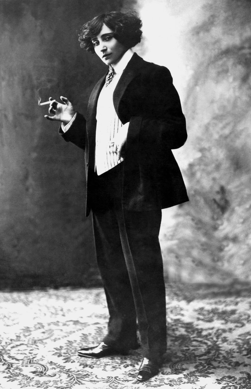 A escritora francesa Colette (1873-1954) vestindo fato de homem e fumando, fotografada por Henri Manuel, c. 1909 de Henri Manuel