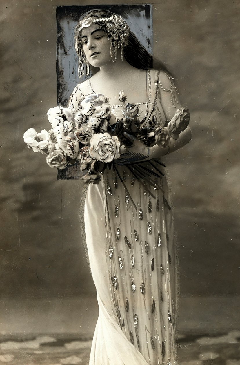 Retrato de corpo inteiro de Lucy Arbell, cantora de ópera francesa, em fato de Henri Manuel