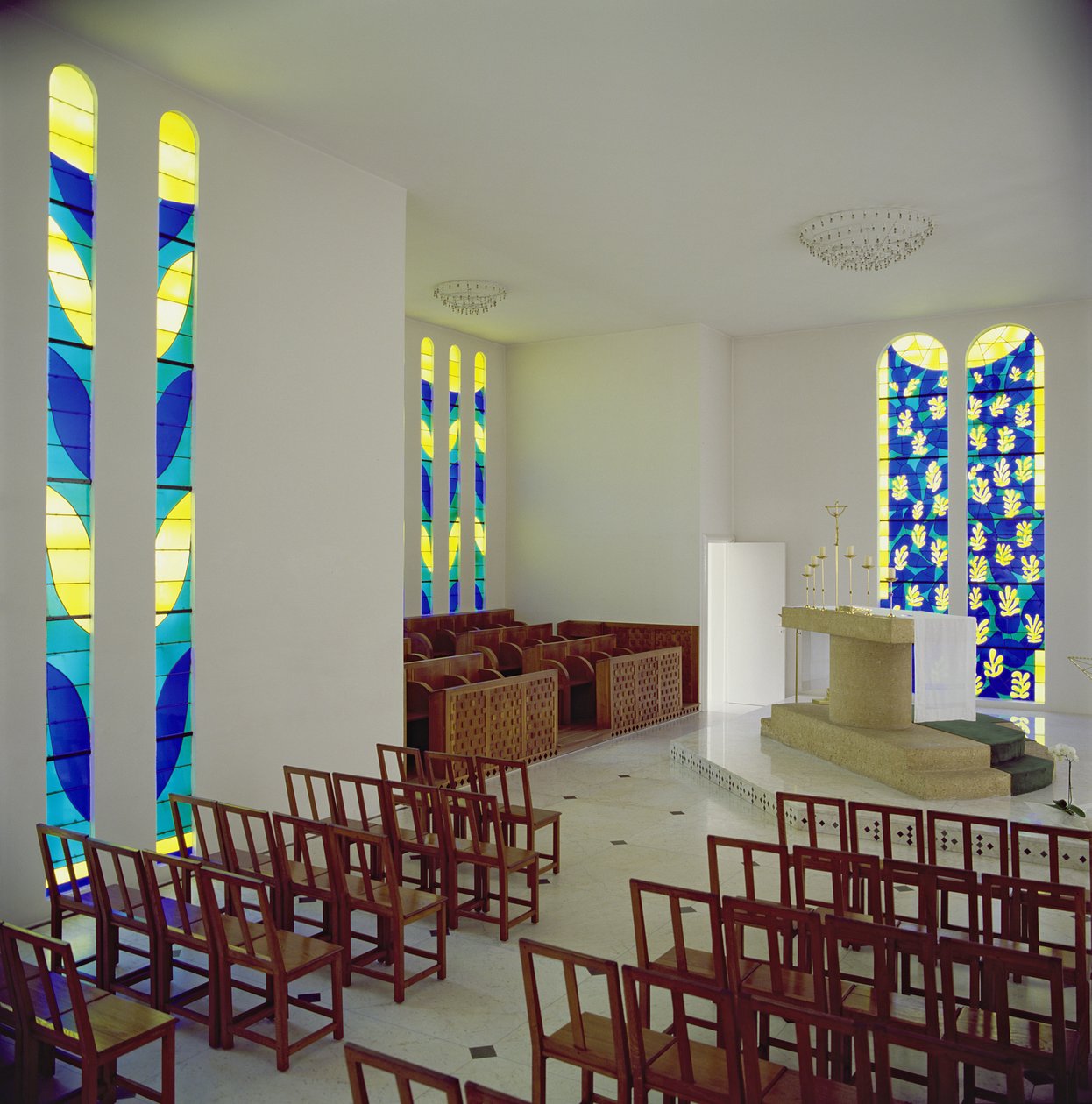 Vista interior com o altar da Capela do Rosário, Vence de Henri Matisse