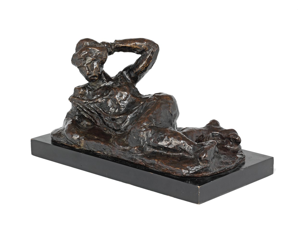 Nu reclinado em camisa de noite, concebido em 1906, fundido em 1951 (bronze com pátina castanha) de Henri Matisse