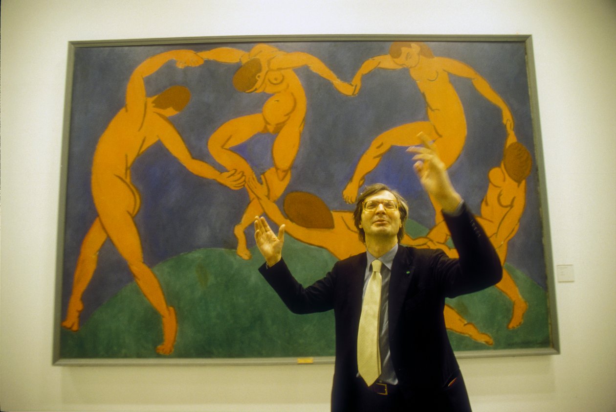 Roma, Cavalariças do Quirinal, 2000. O crítico de arte italiano Vittorio Sgarbi em frente à obra "A dança" de Henri Matisse na exposição "Cem obras-primas de l
