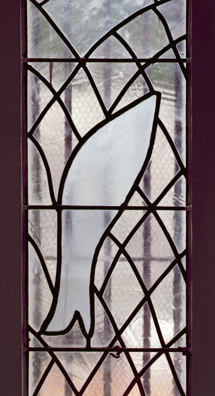 Vitral representando um peixe apanhado numa rede sob a Estrela da Salvação, a partir das escadas que conduzem à Capela do Rosário de Henri Matisse