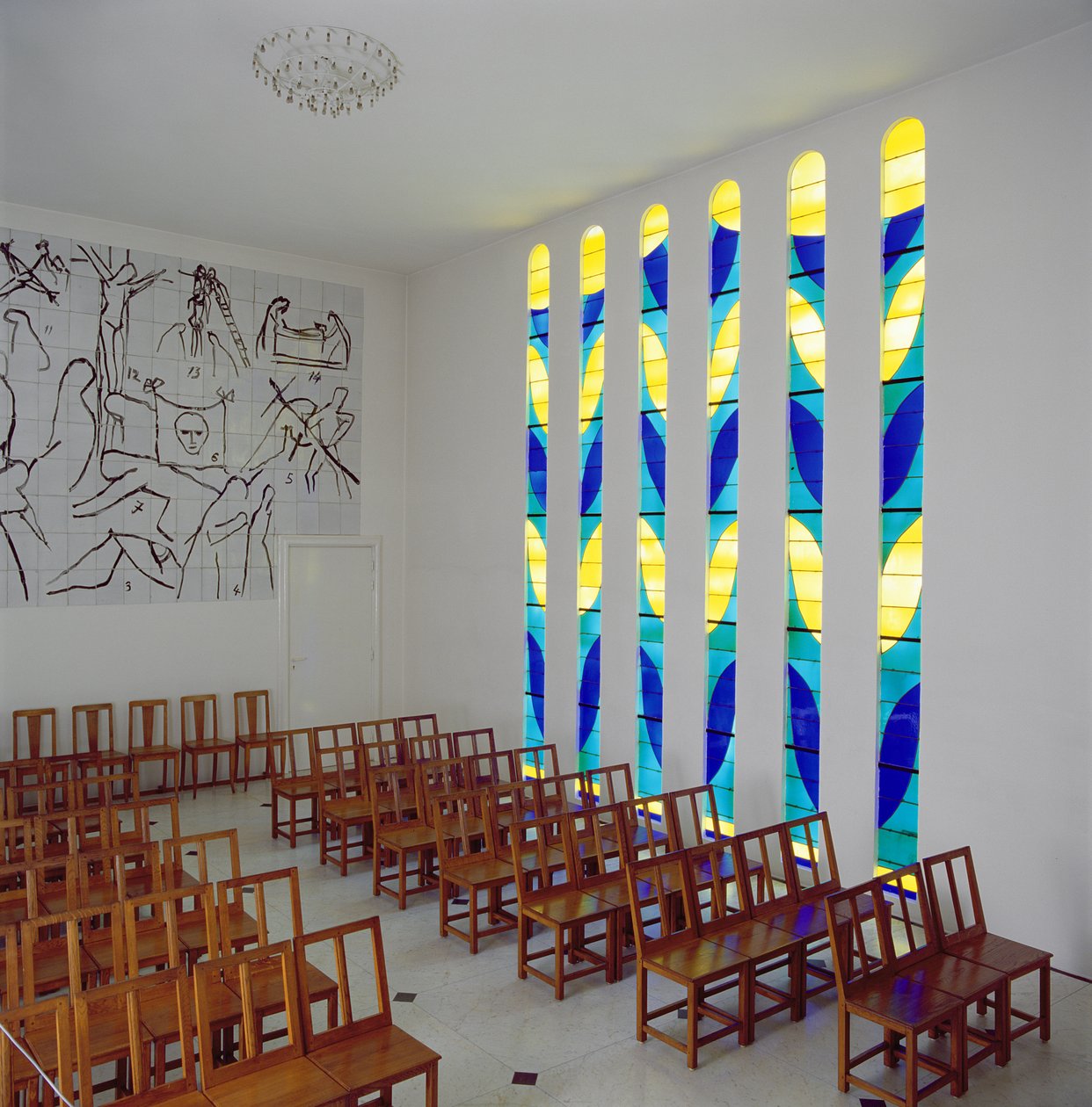 Vista da nave, do vitral e da via-sacra da Capela do Rosário, Vence de Henri Matisse