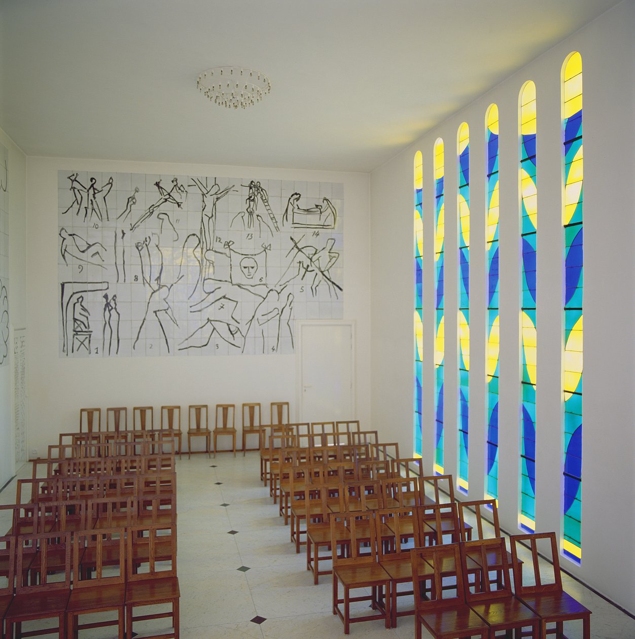 Vista da nave, do vitral e da via-sacra da Capela do Rosário, Vence de Henri Matisse