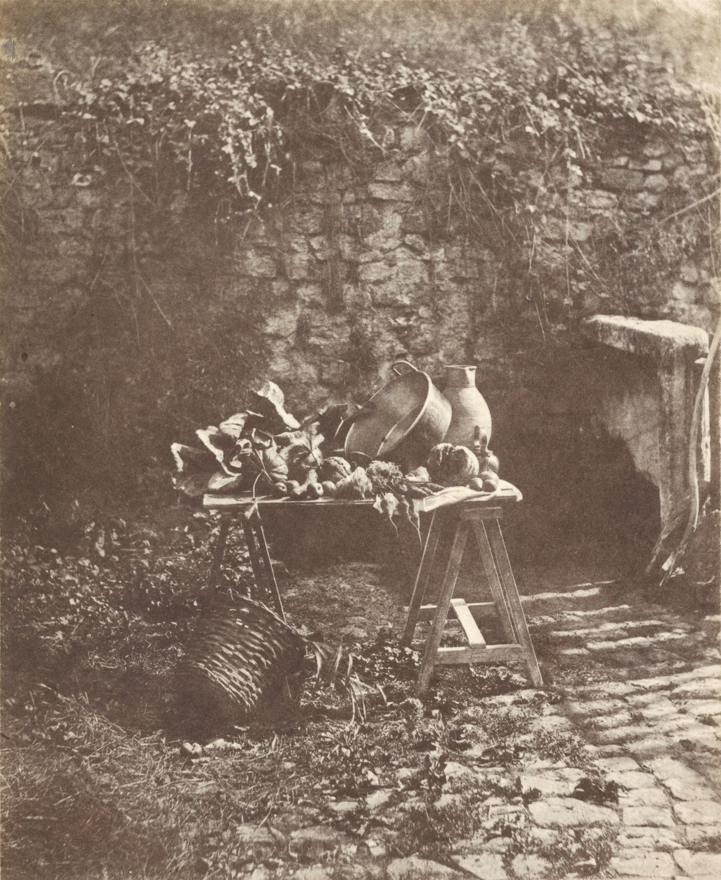 Natureza morta - caldeirão, jarro e vegetais em uma mesa de cavalete de Henri Victor Regnault
