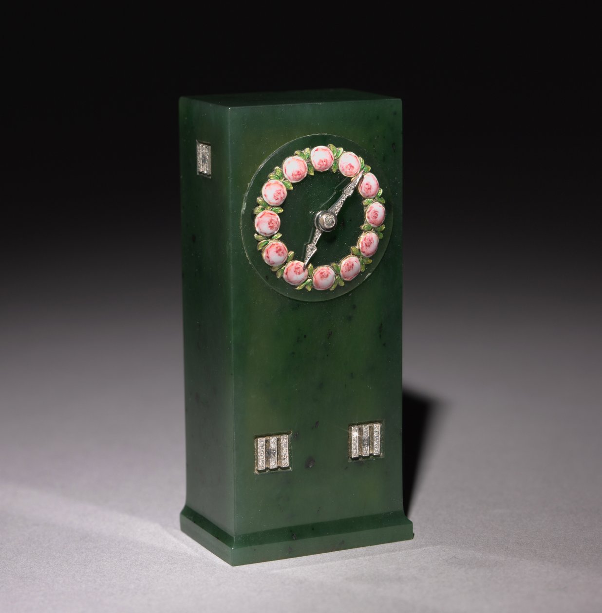 Relógio, empresa de Peter Carl Fabergé (1846-1920), após 1903 (jade, ouro, esmalte, diamantes) de Henrik Wigstrom