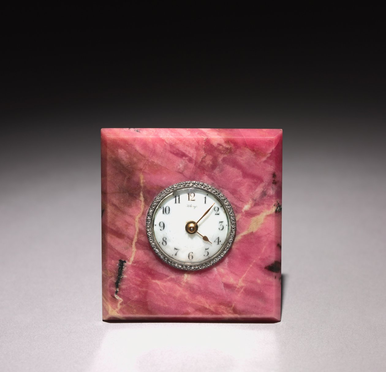 Relógio, empresa de Peter Carl Fabergé (1846-1920), após 1903 (rodonita, prata, esmalte, diamantes) de Henrik Wigstrom