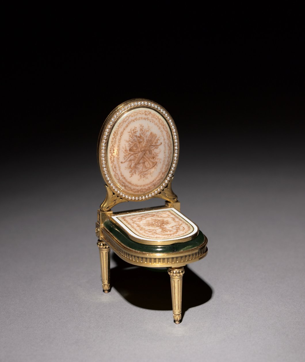 Bidê miniatura, empresa de Peter Carl Fabergé de Henrik Immanuel Wigström
