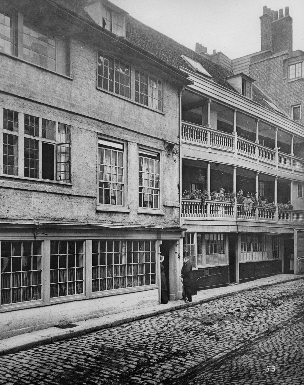 O George Inn Yard, Southwark, c.1881 de Henry Dixon