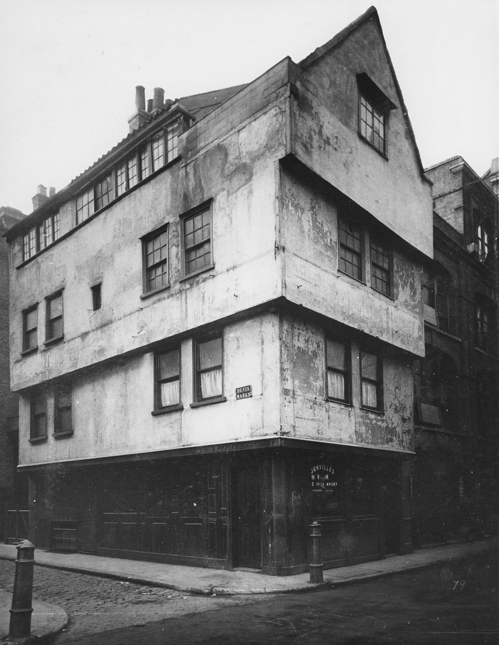 The Golden Axe Inn, na esquina da St. Mary Axe e Bevis Marks, perto de Bishopsgate, c.1883 de Henry Dixon