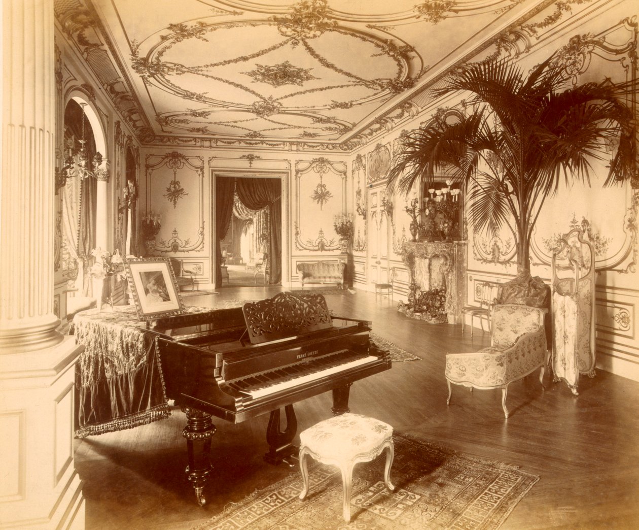The Ballroom em 17 Grosvenor Place, Londres, 1890. de Henry Bedford Lemere