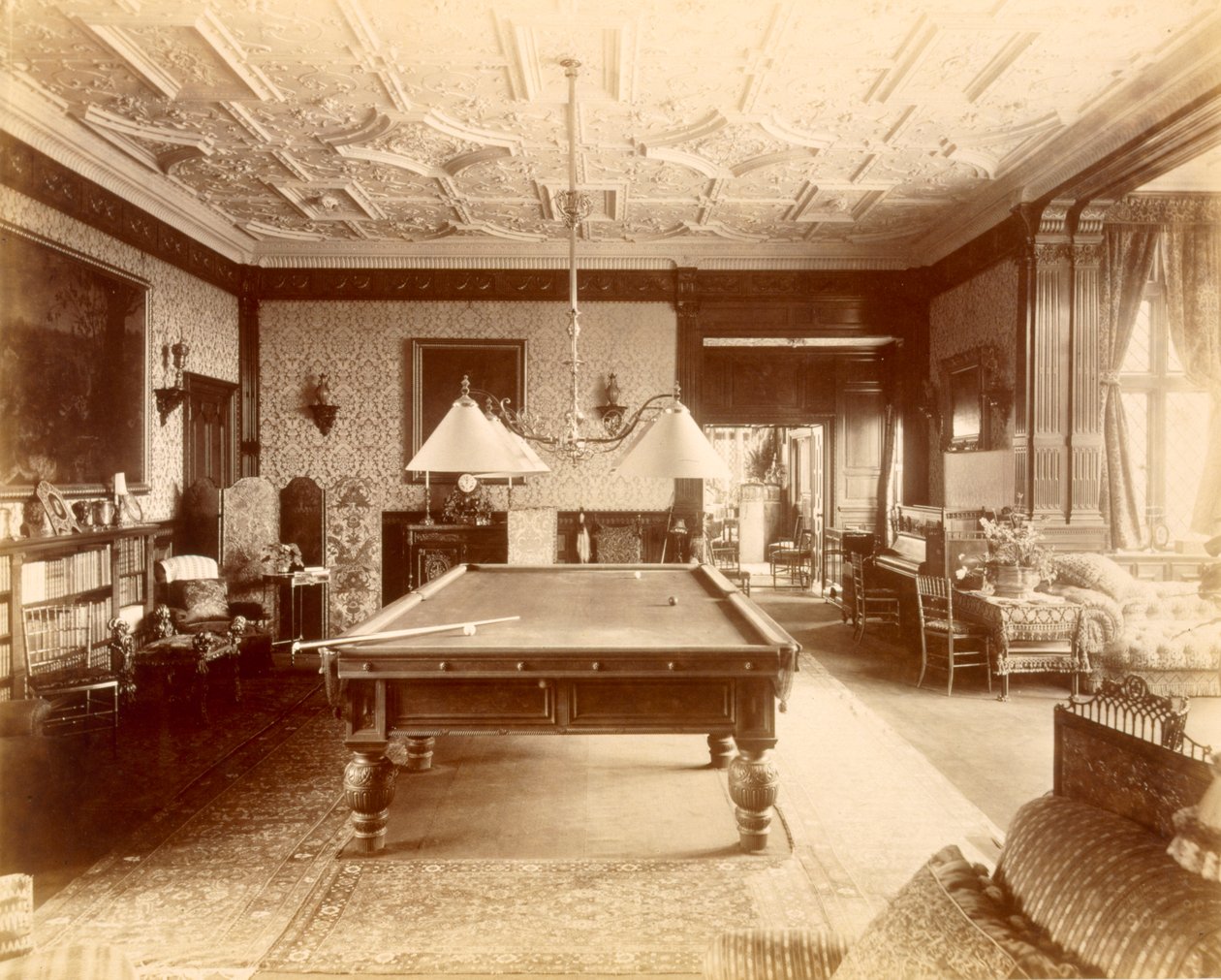 A sala de bilhar em Ascott House, Buckinghamshire de Henry Bedford Lemere