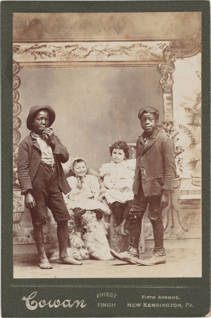 Retrato de quatro crianças,c. 1890 (foto) de Henry Cowan