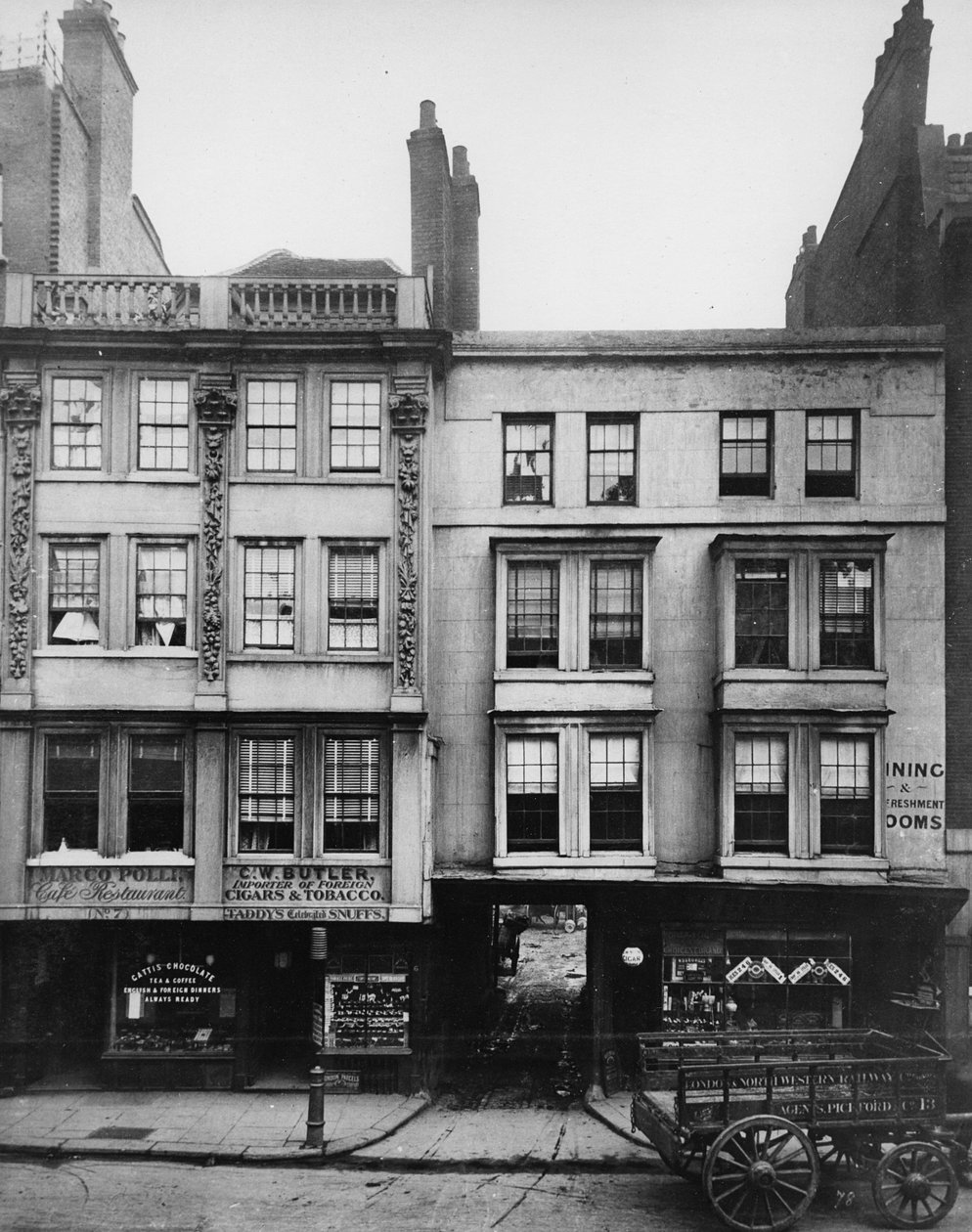 Aldgate, restos da antiga cabeceira do Saracen, c.1883 de Henry Dixon