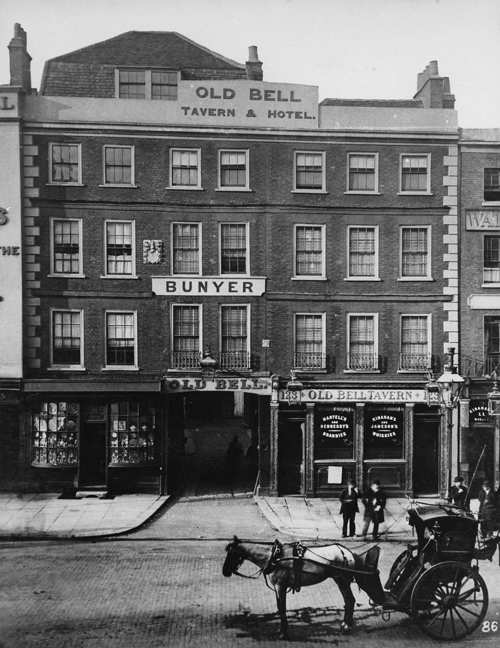 O Old Bell Inn, em High Holborn, c.1884 de Henry Dixon