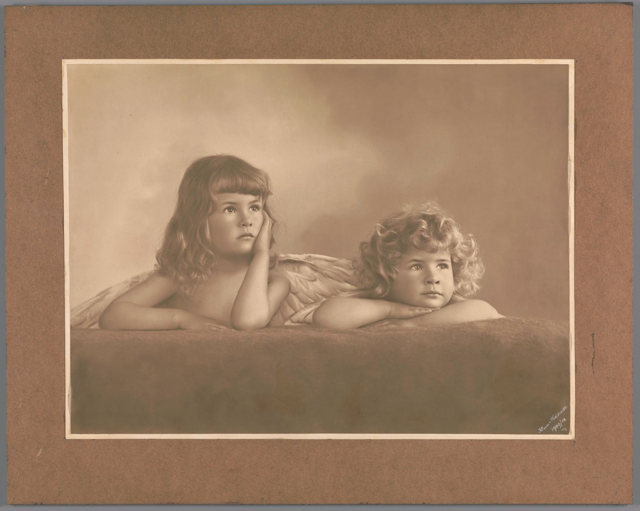 Retrato de Agnes Renée e Irène Heloïse Pauw van Wieldrecht, filhas do fotógrafo, numa pose emprestada do putti sobre a Madona Sistina de Rafael (Dresden, Galerie Alte Meister) de Henry Pauw van Wieldrecht