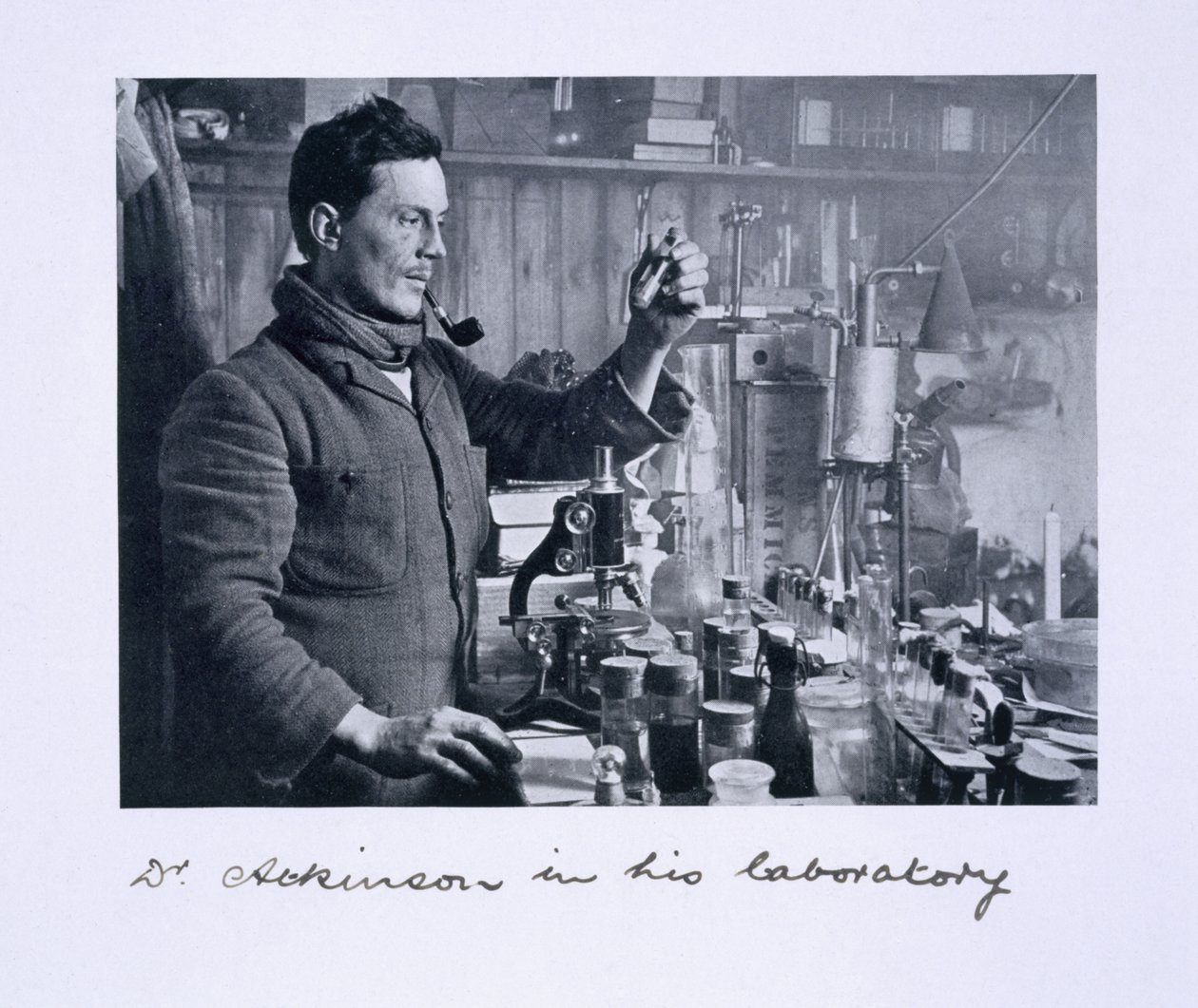Dr. Atkinson em seu laboratório, da "Última Expedição de Scott" de Herbert Ponting