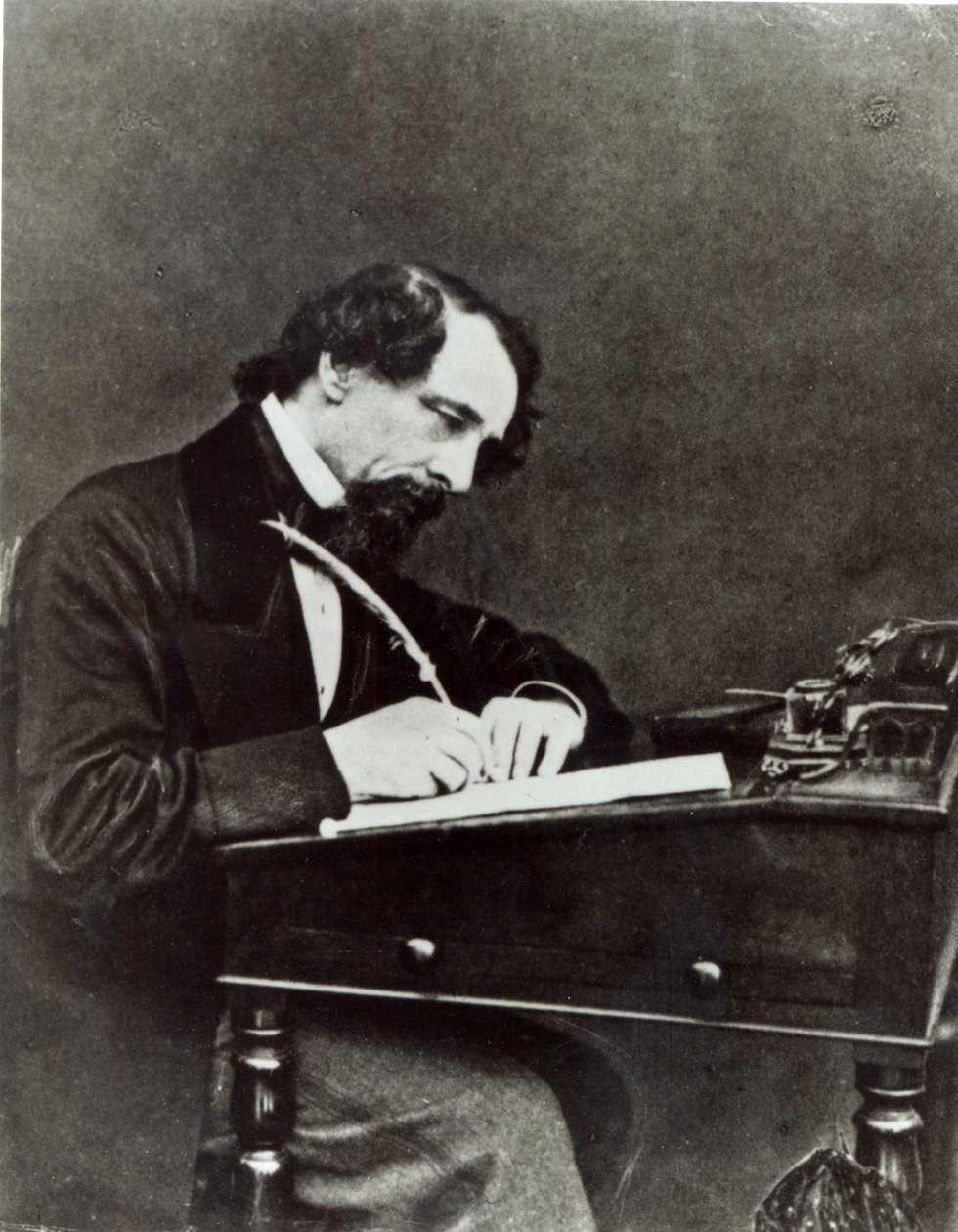 Charles Dickens (1812-1870) em sua mesa, 1858 de Herbert Watkins