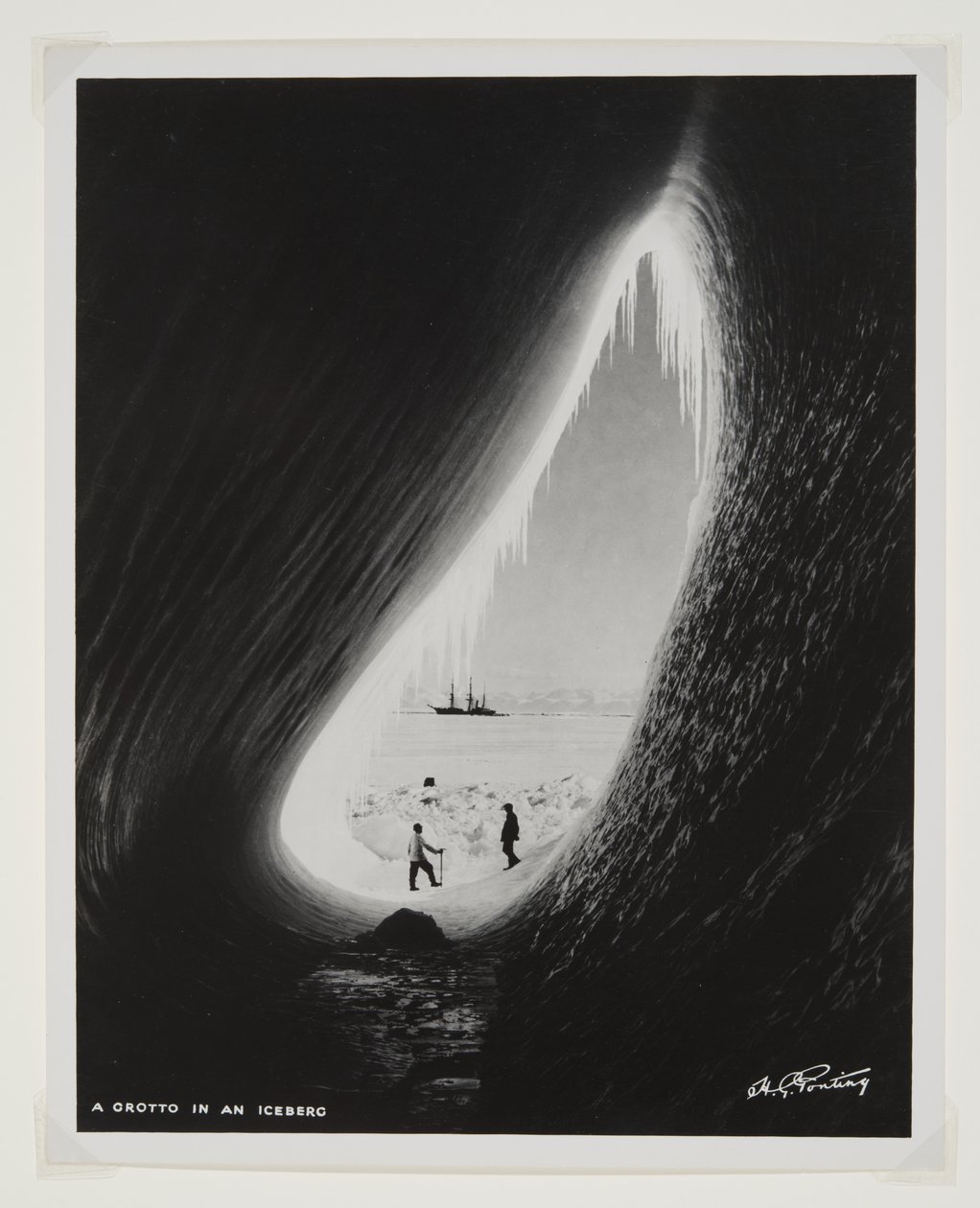 Uma gruta em um iceberg (impressão de brometo) de Herbert Ponting