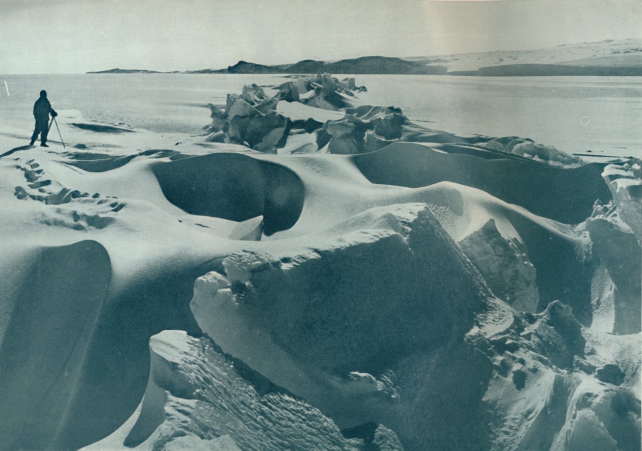 Um cume de pressão no gelo marinho correndo em direção a Cape Barne, 1911, 1913 de Herbert Ponting