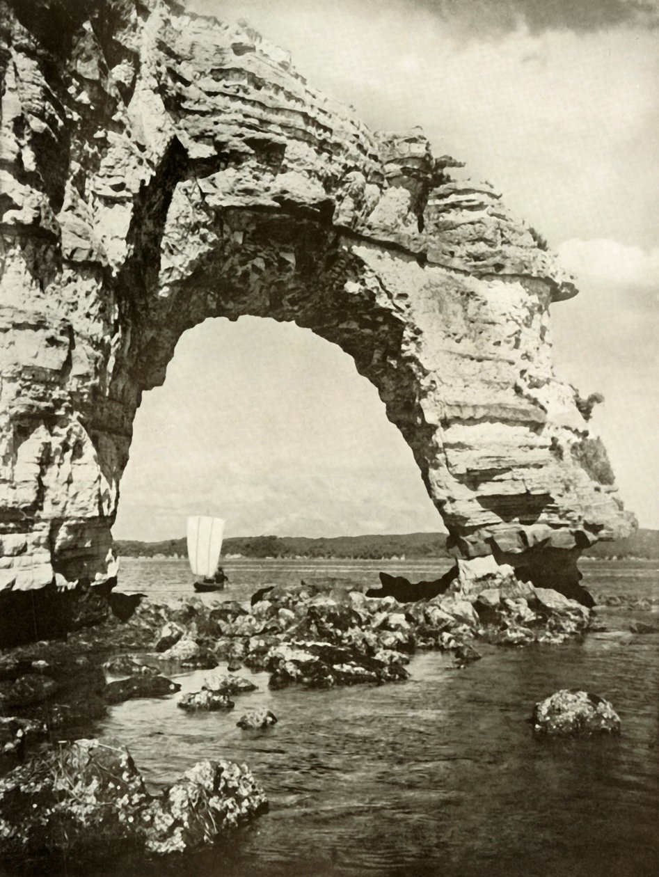 Um arco desgastado pelo mar em Matsushima, 1910. de Herbert Ponting