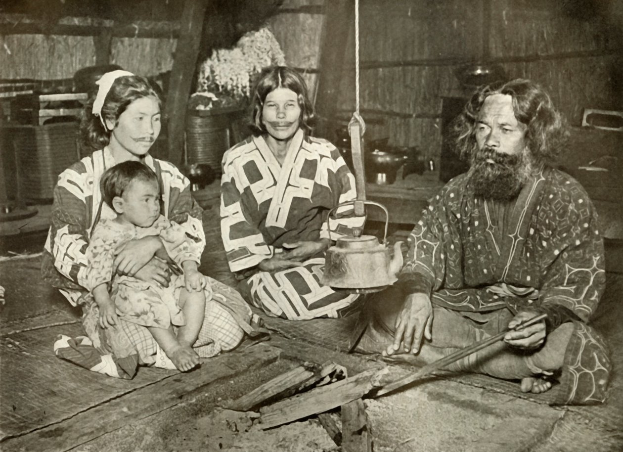 Ainu Man and Women at Home, 1910. de Herbert Ponting